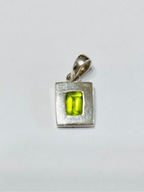 Sterling silver & peridot pendant.